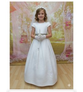 Vestido adamascado fajín perlas